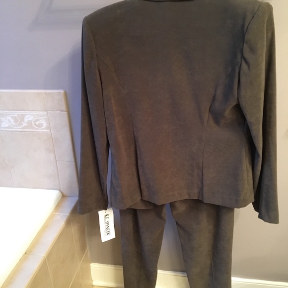 Two piece women’s pant suit - Picture 5 of 6